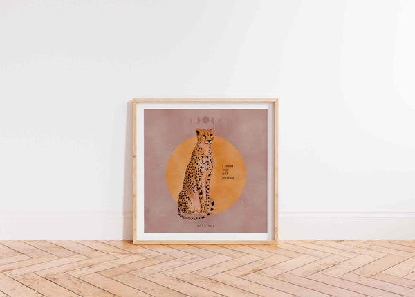 Fine Art Print Gepard Krafttier gerahmt auf Boden